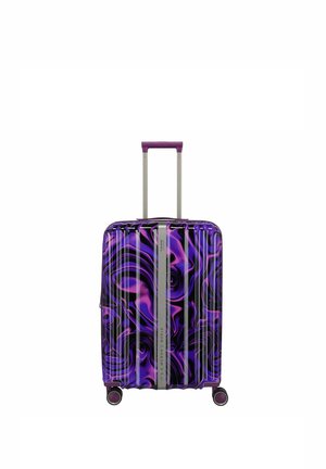Hartschalenkoffer mit lila-schwarzem Wirbelmuster, Teleskopgriff, vier Rollen und vertikalem silbernem Streifen in der Mitte.