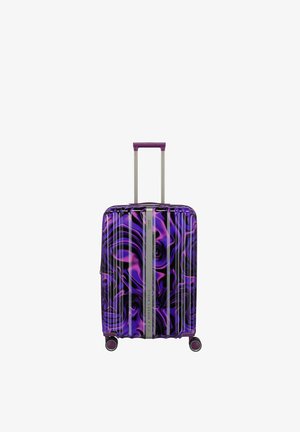 Valise rigide avec un motif tourbillonnant violet et noir, poignée télescopique, quatre roues et une bande argentée verticale au centre.