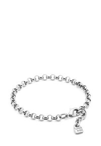 Pulsera de cadena de plata con eslabones ovalados, un cierre y un pequeño charm en forma de corazón con la inscripción "UNO de 50" grabada. Acabado metálico pulido.