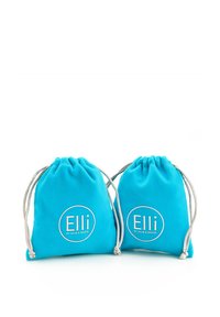 Dos bolsas de tela turquesa brillantes con cordón, cada una con un logo plateado "Elli" de diseño circular. Textura suave, ligero.