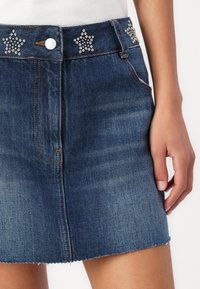Tommy Jeans STUDDED MINI SKIRT - Minifalda - denim dark