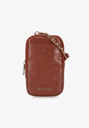 Pouch per telefono in pelle marrone con motivo coccodrillo, dotato di tracolla in catena color oro, chiusura con zip e dettaglio del logo sul fondo.
