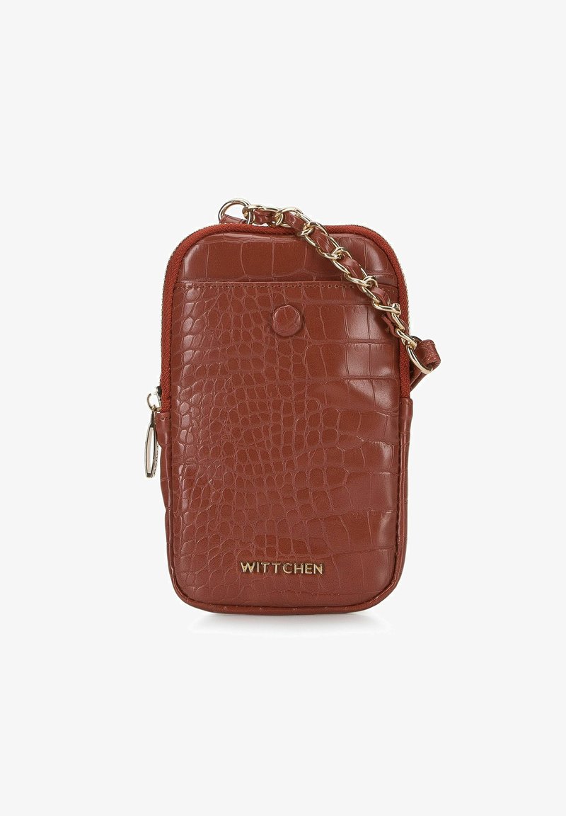 Pouch per telefono in pelle marrone con motivo coccodrillo, dotato di tracolla in catena color oro, chiusura con zip e dettaglio del logo sul fondo.