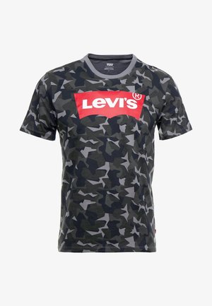 T-shirt Levi's à motif camouflage dans des tons de vert foncé et gris, avec un logo rouge bien en évidence sur la poitrine. Manches courtes et col rond.