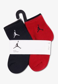 Ελαφριά κάλτσες αστραγάλου σε μαύρο και κόκκινο χρώμα, με εμφανές λογότυπο Air Jordan. Πακέτο με έξι ζευγάρια, 3 μαύρες και 3 κόκκινες. Μαλακό βαμβακερό υλικό.