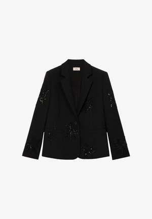 Blazer negro con diseño estructurado, tela suave y detallados adornos florales de pedrería en las mangas y el cuerpo. Cierre de un botón.