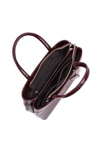 Bordeaux leren handtas met glanzende afwerking, twee handvatten en meerdere interne compartimenten, waaronder een ritszak en zachte voering.