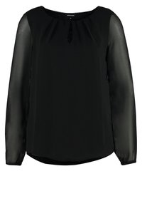 Czarna bluzka z okrągłym dekoltem, wykonana z lekkiego materiału. Długie przezroczyste rękawy, subtelne marszczenie w okolicy klatki piersiowej i zakrzywiony dół.