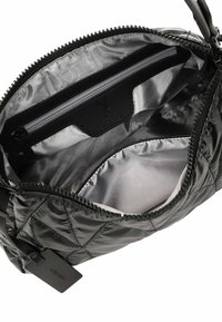 Zwart gewatteerd tasje met een glanzende binnenkant en een ritsvak. Beschikt over een verstelbare schouderband en een merklabel aan de binnenkant. Zachte textuur.