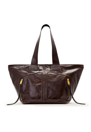 Donkerbruine leren totebag met twee voorvakken met rits met goudkleurige ritsen en dubbele schouderbanden.