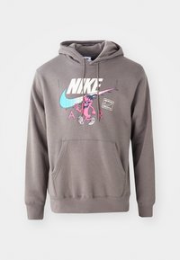 Grå hættetrøje med en frontlomme, der har et stort hvidt Nike-logo, et pink karaktergrafik og lyseblå detaljer. Blødt materiale, justerbar hætte.