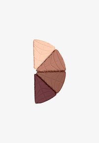 Quattro compatti di trucco triangolari in diverse tonalità: beige chiaro, marrone medio, marrone scuro e bordeaux, con un motivo a foglia testurizzato su ciascuno.