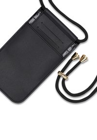 Portafoglio in pelle nera con superficie testurizzata, tre slot per carte e tracolla intrecciata nera. Presenta dettagli in metallo dorato.