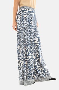 Gonna maxi in stampa animale blu e crema, con una vita patterned e tessuto morbido e fluente. Ideale per l'abbigliamento casual o per le vacanze.