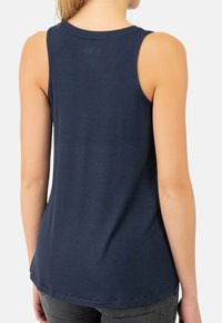 Marineblaues ärmelloses Tanktop aus weichem Stoff, mit einem runden Ausschnitt und einem lockeren Schnitt mit leicht abgerundetem Saum.
