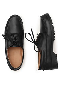 Scarpe stringate in pelle nera con una texture liscia, punta arrotondata e suola in gomma con trazione pronunciata. L'interno mostra il marchio.