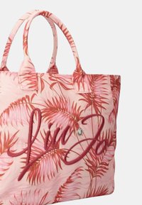Borsa tote rosa con un motivo di foglie di palma in sfumature di rosso, con la scritta "Lin Jo" ricamata e due manici robusti.