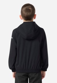 Μαύρο μπουφάν με κουκούλα, ελαστικούς καρπούς και στρίφωμα. Λείο ύφασμα με λογότυπο στη αριστερή μανσέτα. Σχεδιασμένο για άνετη εφαρμογή.