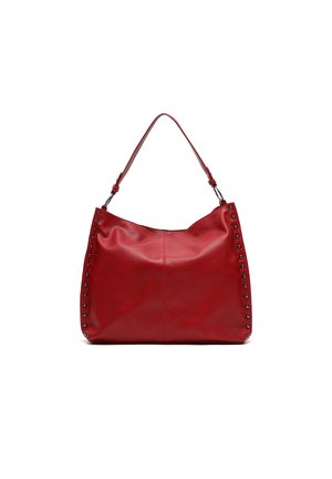 Rode leren schoudertas met bovenhandvat, zijstevige studs en een zachte, licht slappe rechthoekige vorm.