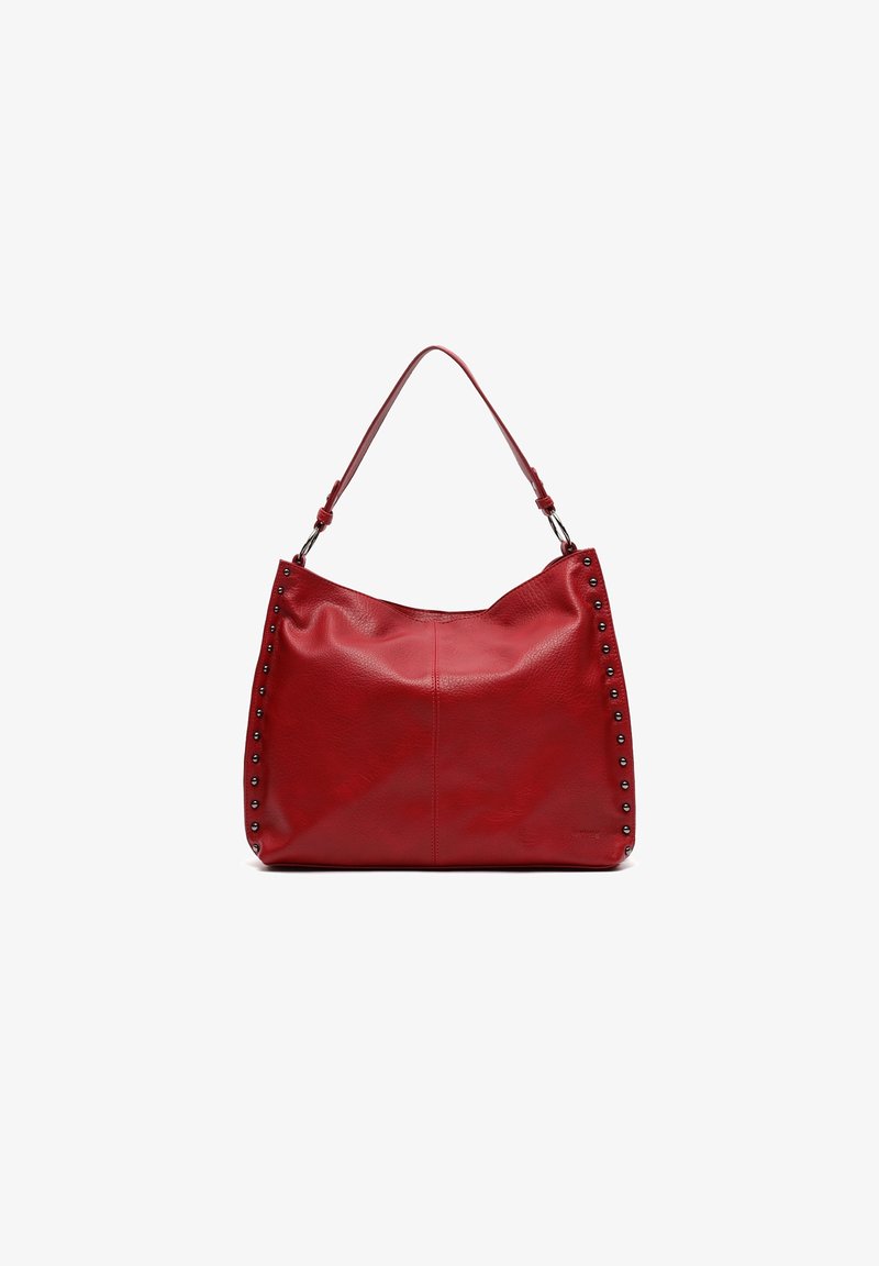 Sac à bandoulière en cuir rouge avec poignée supérieure, détails cloutés sur les côtés, et une forme rectangulaire douce et légèrement souple.