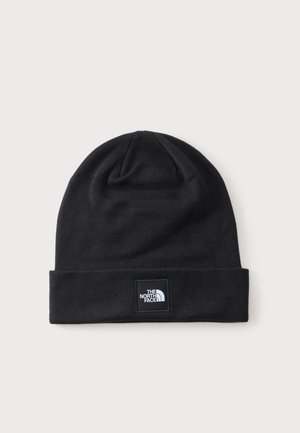 Черна плетена шапка с обърнат кант с малко квадратче с логото на The North Face в бяло.