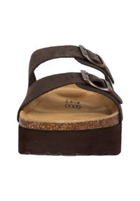 Sandali in suede marrone con due fibbie regolabili, plantare in sughero e una spessa suola scura per supporto. Design texturizzato e resistente.