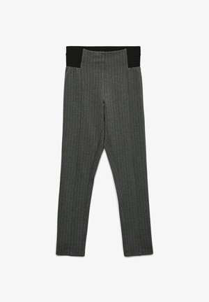 Leggings grigi a righe con vita elastica nera. Il tessuto è morbido con una leggera trama e un design aderente.