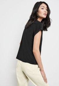 Taifun KURZARM-FREIZEIT MIT OFFENEM RUNDHALSAUSSCHNITT - T-Shirt basic - schwarz