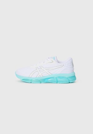 Zapatilla deportiva blanca con acentos turquesa, que presenta una parte superior texturizada, forma de punta redonda y una suela gruesa y translúcida.