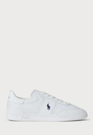 Baskets blanches en cuir avec lacets, semelle profil bas et logo cheval Polo Ralph Lauren sur le côté.