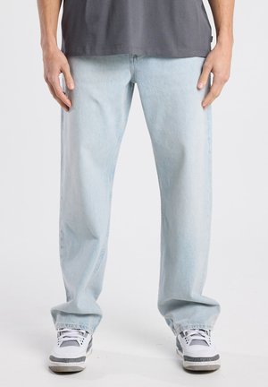Lichtblauwe denim jeans met een relaxte pasvorm. De stof heeft een licht verweerde textuur en is afgewerkt met een rechte zoom bij de enkels.