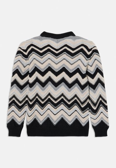 Gestrickter Pullover mit einem Zickzackmuster in Schwarz, Grau und Beige. Gerippter Kragen und Bündchen, mit strukturiertem Stoff im gesamten Design.