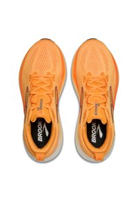 Scarpe da corsa arancioni con tomaia in rete, design testurizzato, suola ammortizzata, accenti riflettenti e dettagli del logo sulla linguetta e sulla soletta.