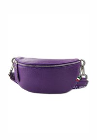 Paarse leren heuptas met een textuur, zilveren rits en een verstelbare schouderband met Italiaanse vlagaccenten.