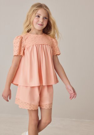 Laura Ashley, REGULAR FIT - BRODERIE ANGLAISE FRILL TOP AND SHORTS SET  . - Shorts - orange