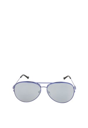 Occhiali da sole aviator con montatura in metallo viola, lenti riflettenti grigie e terminali delle aste neri, mostrati su sfondo bianco.
