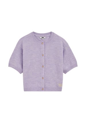 Cardigan court en tricot lavande à manches courtes avec col rond, boutons dorés en forme de coquillage sur le devant, et petite broderie jaune près de l'ourlet.