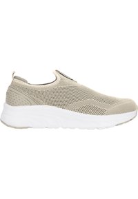 Beige slip-on sko tillverkade av andningsbart mesh-material, med en texturerad ovandel, en vadderad krage och en lätt vit sula.