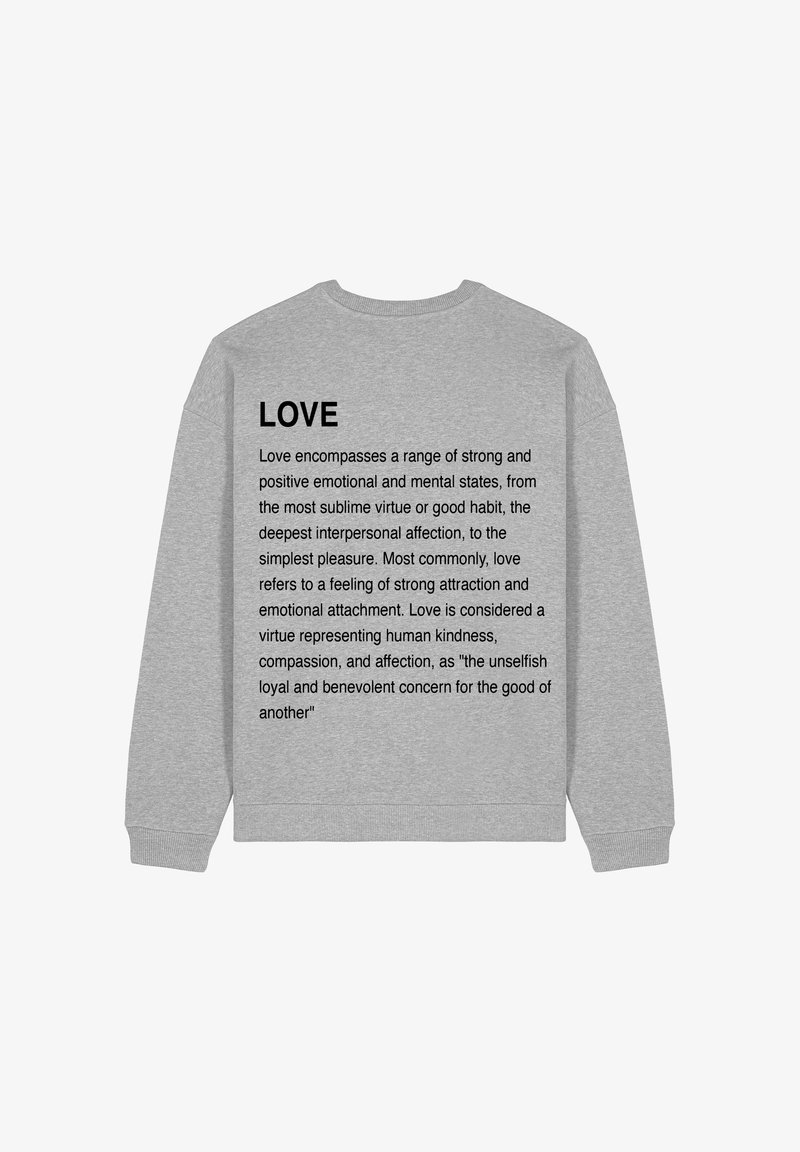 Grijze sweatshirt met zwarte tekst die "liefde" definieert, met een ronde hals, ribgebreide manchet en een relaxte pasvorm. De tekst bevat gedetailleerde uitleg.