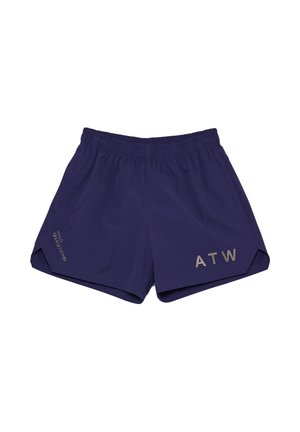 Męski model noszący białą koszulkę HALO, granatowe szorty ATW, czarne skarpetki i czarne buty sportowe, stojący na białym tle.