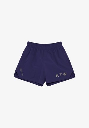 Männliches Modell trägt ein weißes HALO T-Shirt, marineblaue ATW Shorts, schwarze Socken und schwarze Sportschuhe und steht vor einem weißen Hintergrund.