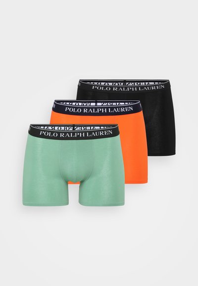 Três pares de boxers masculinos em verde, laranja e preto. Cada um apresenta um cós com o logo da Polo Ralph Lauren e uma textura de tecido suave.