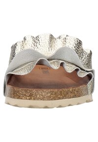 Gouden metallic slide sandaal met gerimpelde bovenkant. Korken tussenzool en textuur outsole zorgen voor comfort en grip. Lichtgrijze accenten zichtbaar.