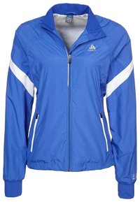 Blå lättviktig jacka med full dragkedja, vita diagonala ränder över ärmarna, elastiska muddar och två sidofickor med dragkedjor.