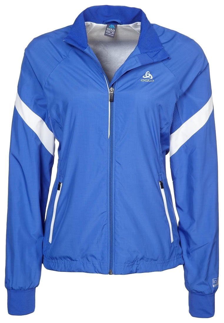 Blå lättviktig jacka med full dragkedja, vita diagonala ränder över ärmarna, elastiska muddar och två sidofickor med dragkedjor.