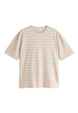 Kortærmet T-shirt med rund hals og pink, gul, grønne og hvide horisontale striber, lagt fladt på en hvid baggrund.