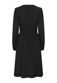 Robe noire à manches longues, taille froncée et jupe légèrement évasée. Elle présente une bordure en dentelle le long de l'ourlet et une texture de tissu lisse.