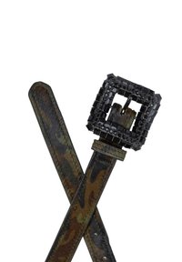 Cinturón de cuero con camuflaje oscuro y hebilla cuadrada negra adornada con piedras, mostrando el extremo del cinturón y los agujeros sobre un fondo blanco.