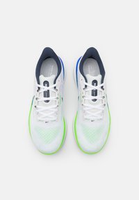 Nike Performance VOMERO - Hardloopschoenen voor op de weg - white/thunder blue/platinum tint/racer blue/green strike
