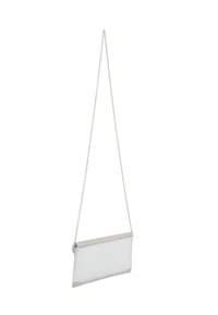 Ezüst színű clutch táska lánc pánttal, elegáns téglalap alakú, sima anyagból készült, a felső széle mentén strasszkövekkel díszítve.